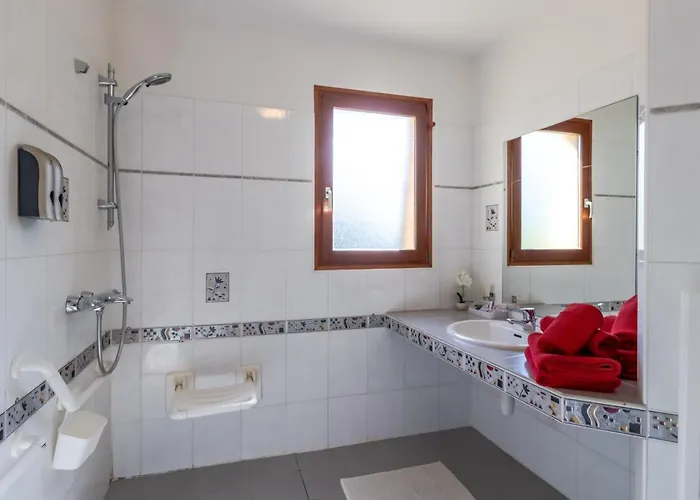 Maison Iris بيت للعطل *